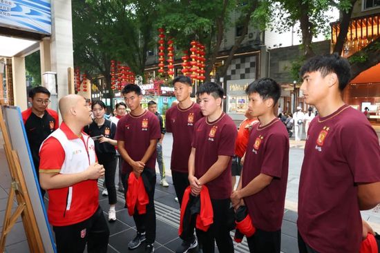 ”记者接着说：“现在已经是圣诞节了，年薪700万欧元的莱奥在本赛季意甲联赛只进了3个球，这是不可接受的，他的进球数和约维奇一样多。